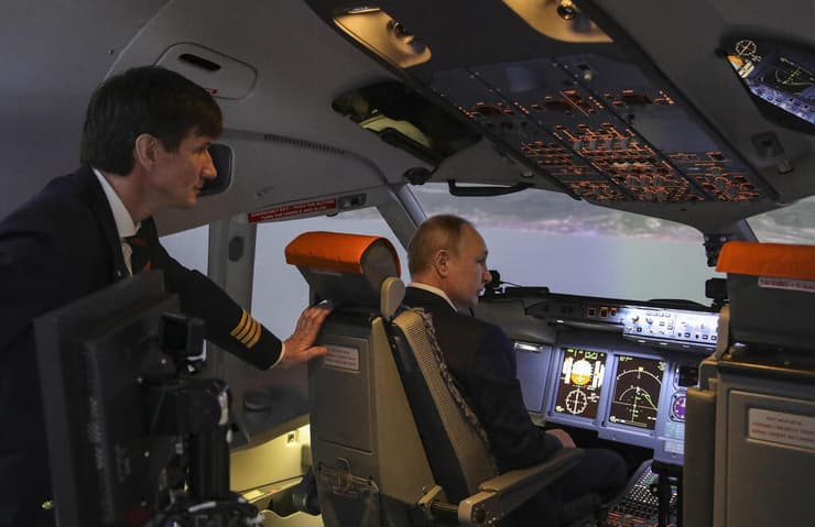 נשיא רוסיה ולדימיר פוטין מבקר ב מרכז אימונים של חברת התעופה אירופלוט 