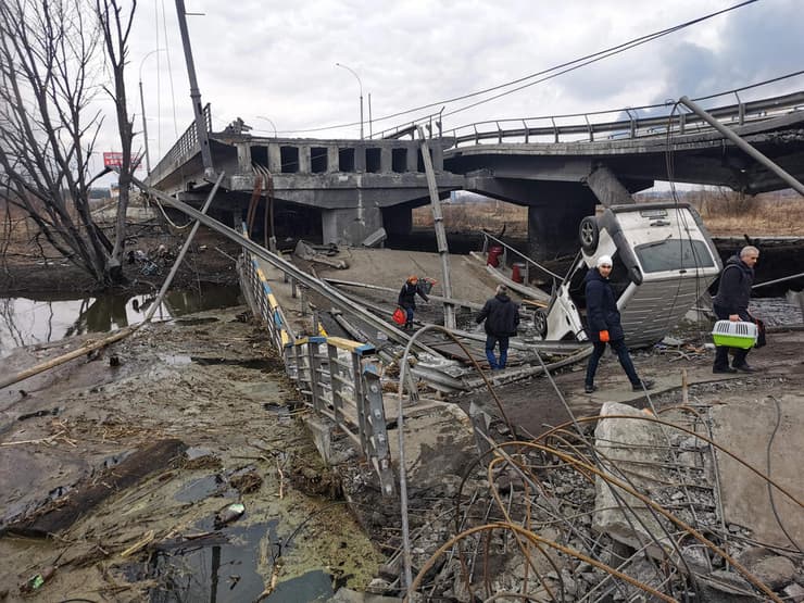 אנשים חוצים גשר שבור ב אירפין אוקראינה