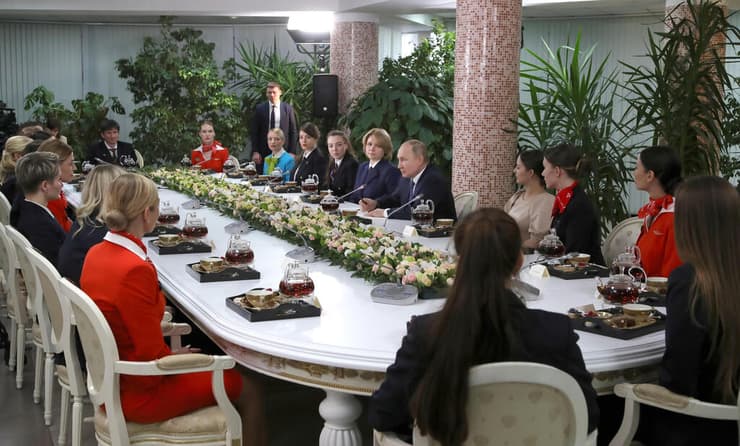נשיא רוסיה ולדימיר פוטין במפגש עם נשות צוות אוויר של חברות תעופה רוסיות במהלך ביקור במרץ 2022 במרכז האימונים של חברת אירופלוט