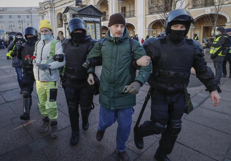 כוחות משטרה לפיזור הפגנות בסנט פטרסבורג