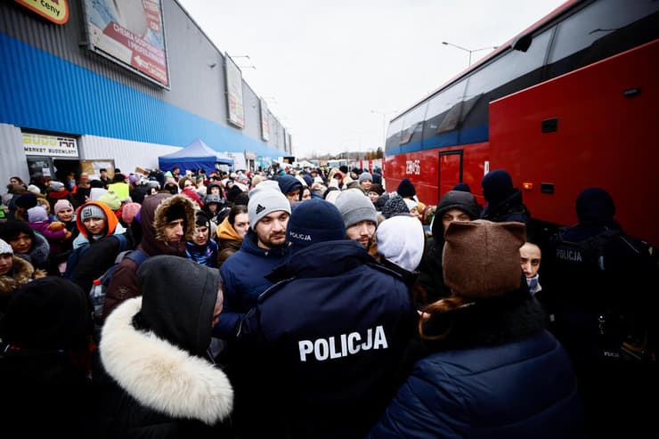 פליטים אוקראינים מחכים לעלות לאוטובוס בפולין