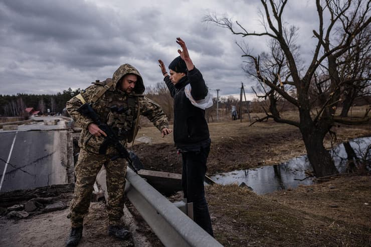 איש שירות אוקראיני עורך חיפוש   ב אזרח בכפר מזרחית לעיר ברוברי משבר מלחמה רוסיה אוקראינה 