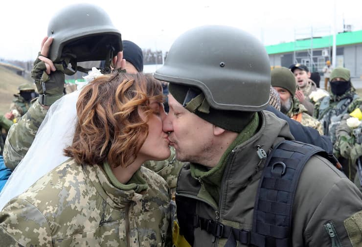 חתונה של ולרי ולסיה מתנדבים ל יחידות ההגנה הטריטוריאליות של אוקראינה מחוץ ל קייב מלחמה עם רוסיה