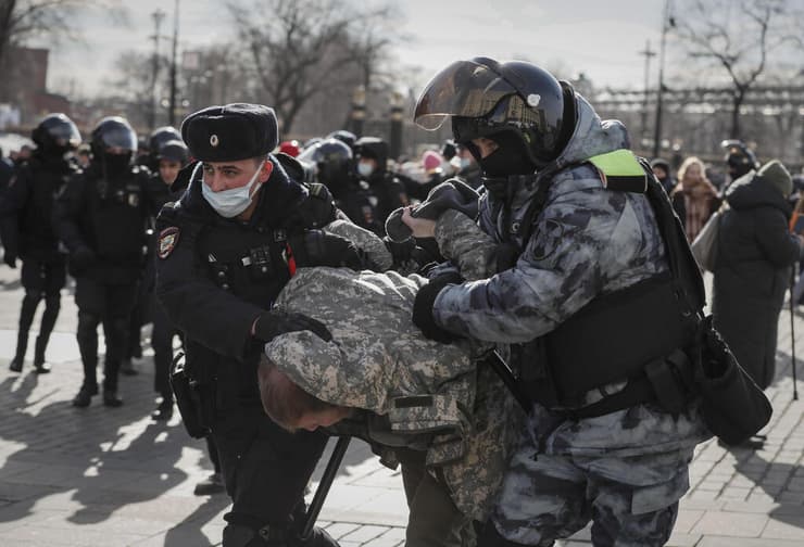 שוטרים רוסים פורסים לפני עצרת בלתי מורשית נגד ה מבצע ה רוסי ה מיוחד ב אוקראינה ב מרכז ה עיר מוסקבה רוסיה