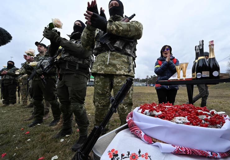 אזור קייב חיילים אוקראינים משתתפים ב טקס חתונה משבר מלחמה רוסיה אוקראינה 