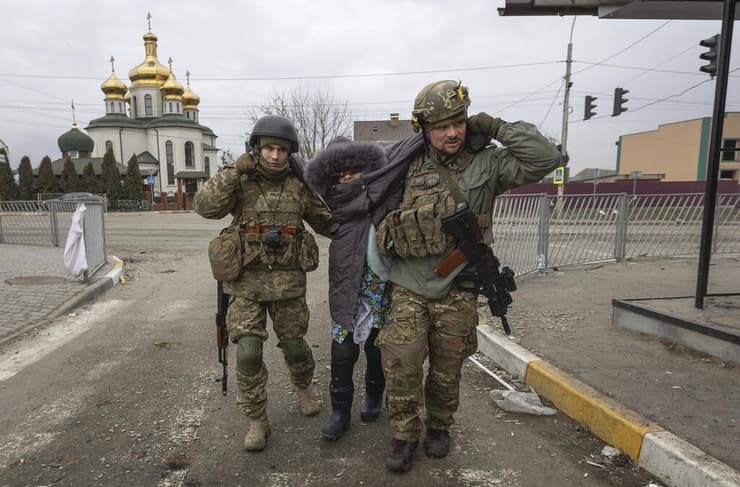 חיילים אוקראינים עוזרים לפצועה באירפין