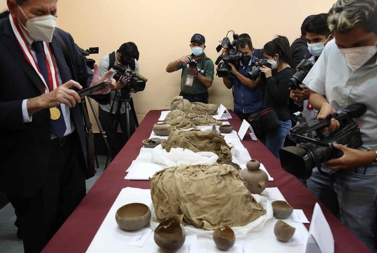 שרידי ילד חנוט, עטוף בבד, מוצגים באתר הארכיאולוגי קאג'מרקילה בפרו 