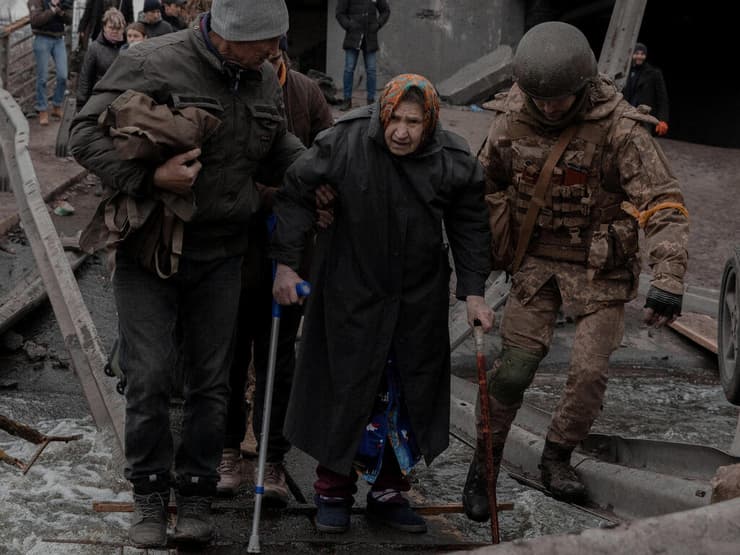 חיילים של צבא אוקראינה מסייעים לקשישה 