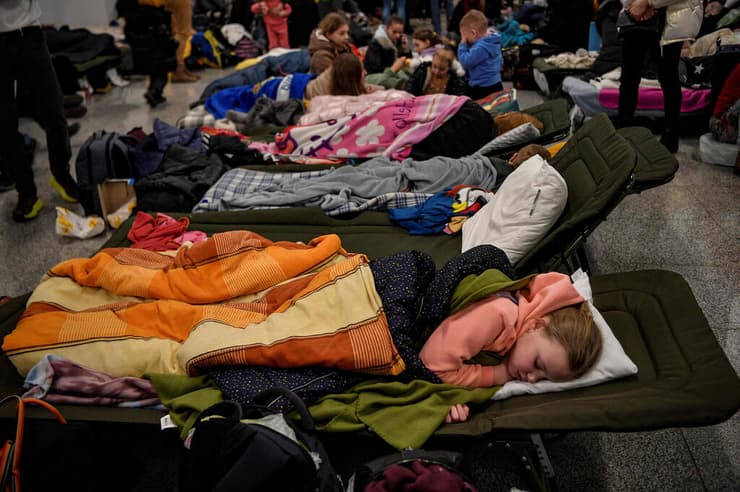 פליטים מאוקראינה במחסה זמני בקרקוב פולין
