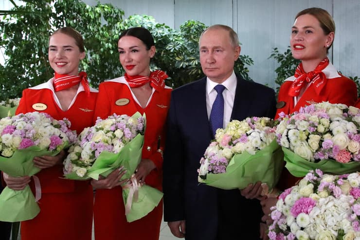 נשיא רוסיה ולדימיר פוטין עם דיילות של חברת אירופלוט במרכז האימונים של החברה, מרץ 2022, לכבוד יום האישה הבינלאומי