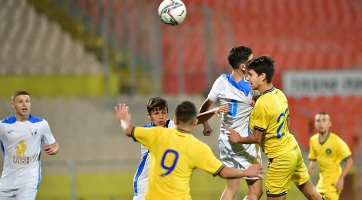 שחקני מכבי ת"א ונווה יוסף במאבק על הכדור