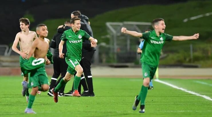 שחקני מכבי חיפה חוגגים