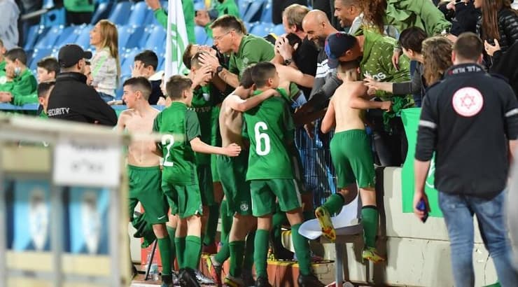 שחקני מכבי חיפה חוגגים