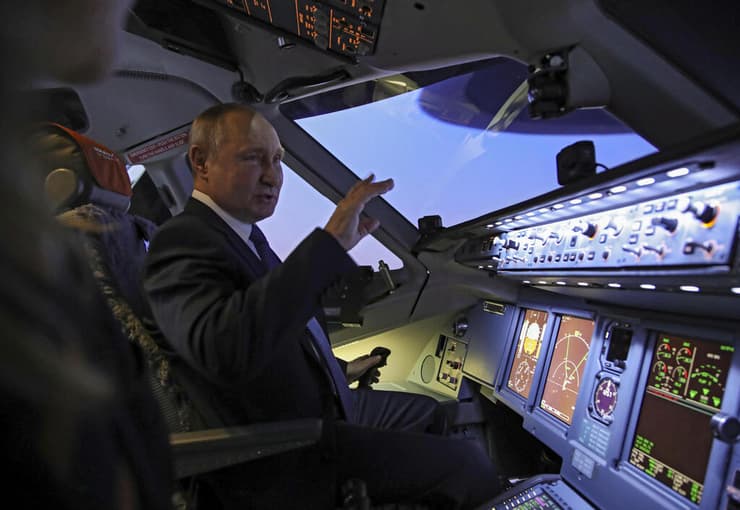 נשיא רוסיה ולדימיר פוטין בוחן סימולטור טיסה במהלך ביקור במרכז ההכשרה של חברת אירופלוט, מרץ 2022