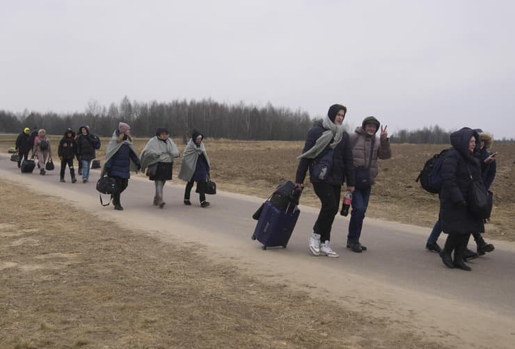 גבול פולין קבוצת אנשים, ש נמלטה מ אוקראינה צועדת ב כביש ב מעבר ה גבול ב בודומייז' משבר מלחמה רוסיה אוקראינה 