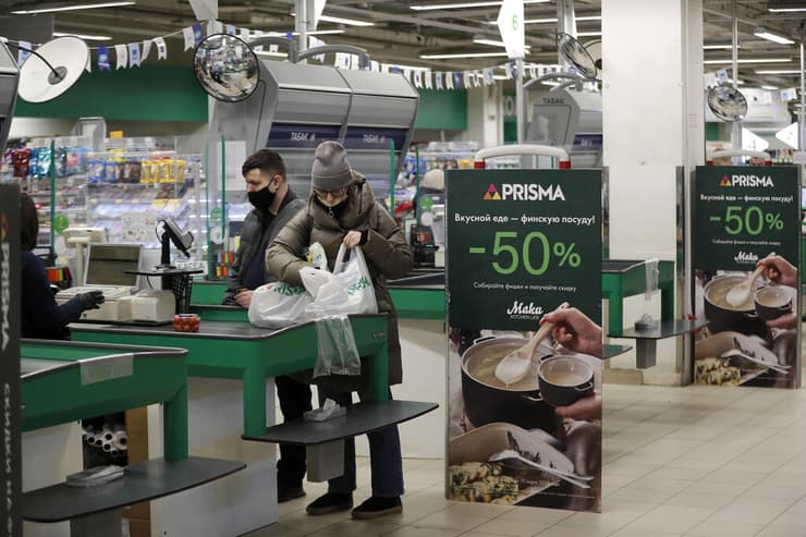 רוסיה מוסקבה קונים ב סניף פריזמה לפני ש רשת המרכולים נסגרת מלחמה אוקראינה