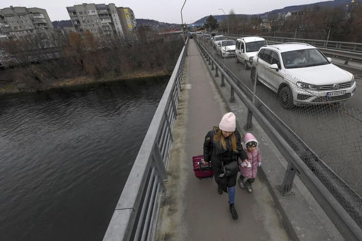 פליטים אוקראינים חוצים את הגבול למולדובה 