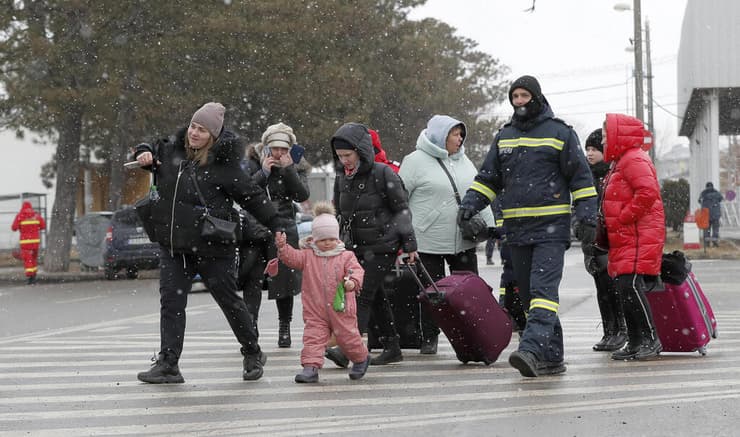 פליטים אוקראינים חוצים את מעבר הגבול סירט צפון רומניה משבר מלחמה רוסיה אוקראינה הפסקת אש 
