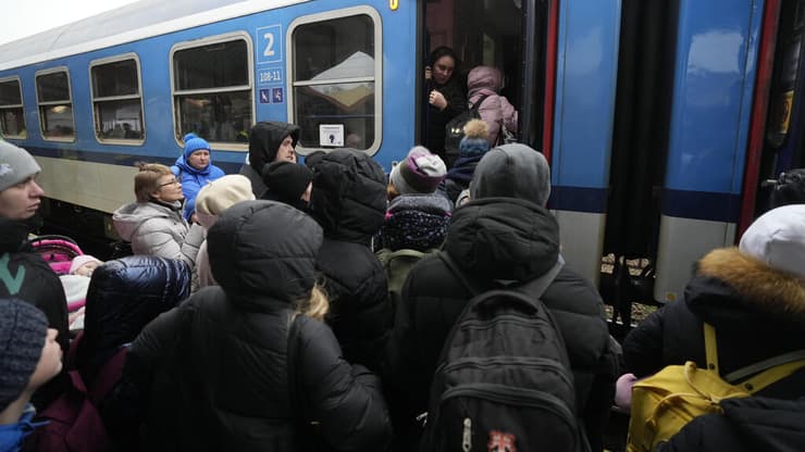 ורשה פולין נמלטים פליטים ש ברחו מ אוקראינה עולים על הרכבתמשבר מלחמה רוסיה אוקראינה 