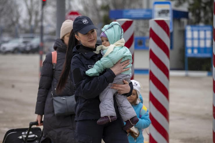 פלנקה פליטים אוקראינים חוצים את הגבול למולדובה משבר מלחמה רוסיה אוקראינה 