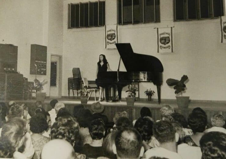 יום המורה 1965- הופעת הפסנתרנית פנינה זלדמן בקונסרבטוריון