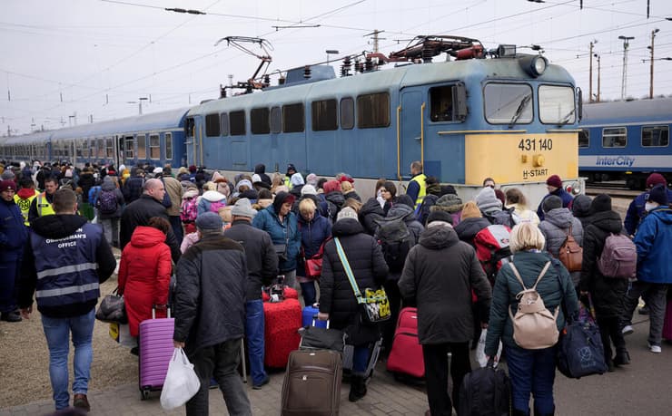 פליטים מאוקראינה בגבול הונגריה מחכים לרכבת המשך לבודפשט
