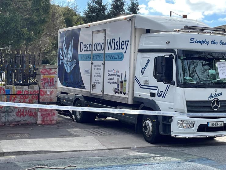 אירלנד דבלין משאית התנגשה ב שערי שגרירות רוסיה בגלל מלחמה אוקראינה