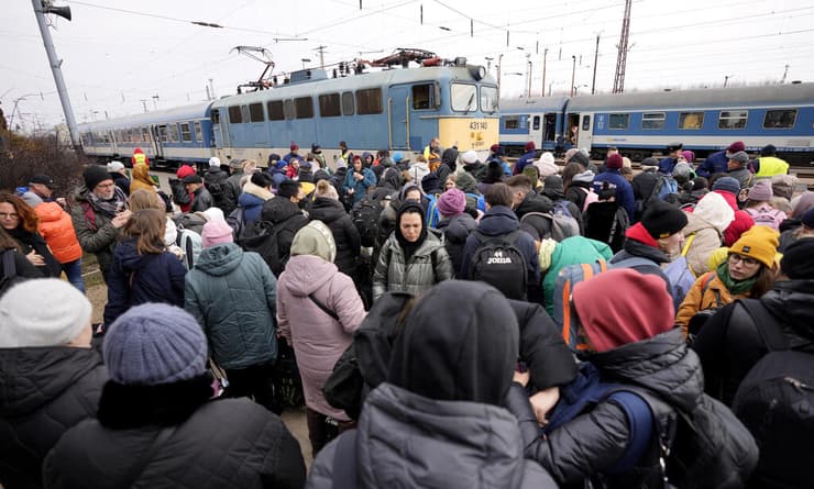 פליטים מאוקראינה בגבול הונגריה מחכים לרכבת המשך לבודפשט