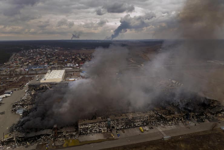 מפעל עולה באש באירפין אוקראינה לאחר שהופצץ