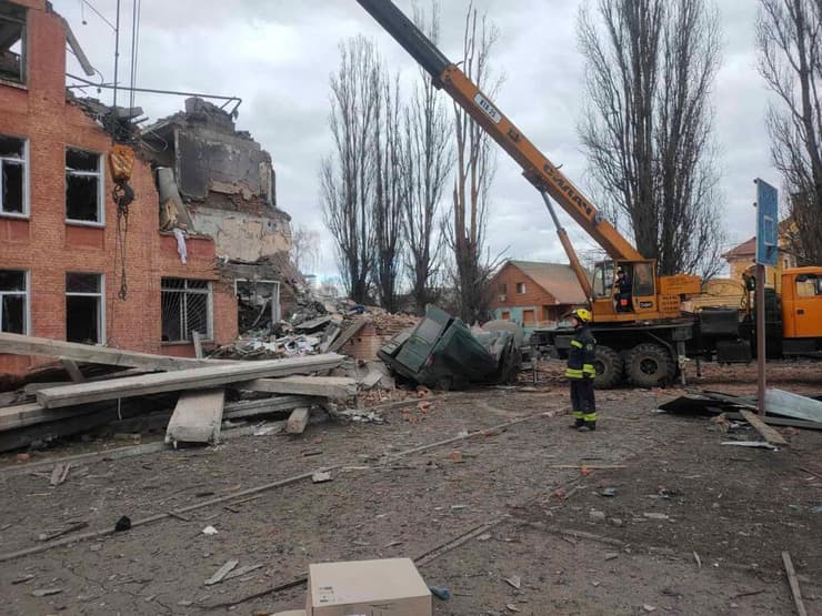 בניין בית ספר שנהרס כתוצאה מהפצצות של רוסיה, בצ'רנייב