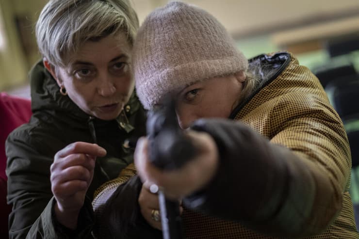 מחוץ ל לבוב אוקראינה אזרחים אוקראינים תושבים מקבלים נשק רובים אקדחים תחמושת משבר מלחמה רוסיה אוקראינה 