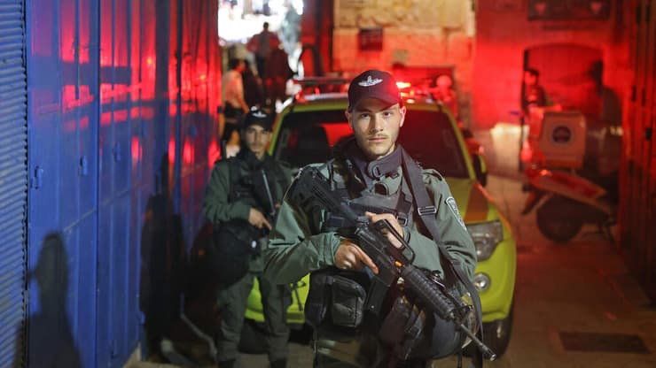 חיילי מג"ב ליד אמבולנס בזירת פיגוע ה דקירה בירושלים 