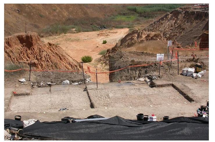 האתר הפרהיסטורי רבדים במהלך החפירה
