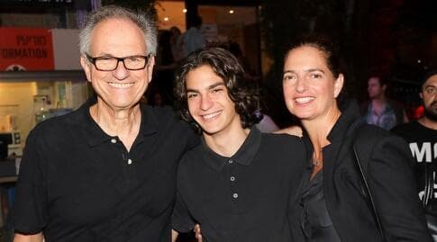 ארי נשר ז"ל ביחד עם הוריו, איריס ואבי