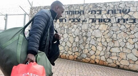 יצחק אספה מגיע לכלא