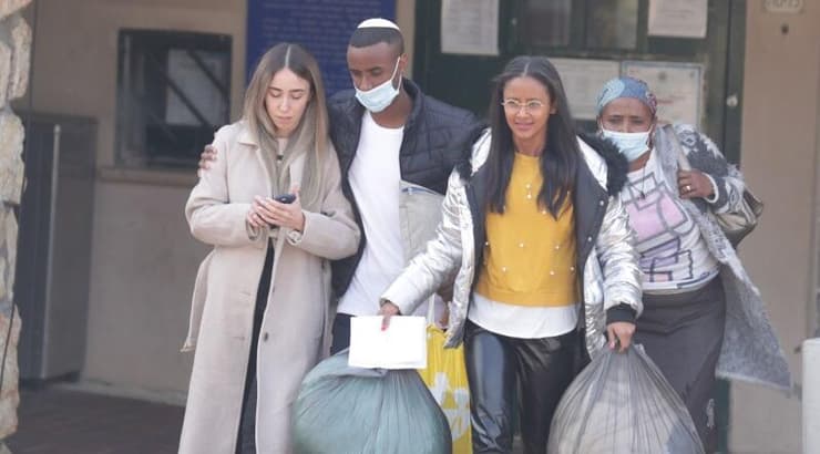 יצחק אספה ומשפחתו ביציאה מהכלא