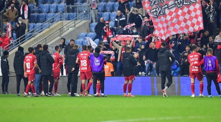 שחקני הפועל באר שבע מודים לקהל