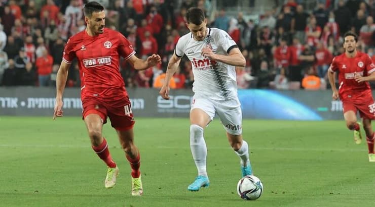 מתיאה ליואיץ' עם הכדור