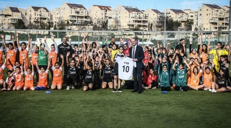 פורר עם הבנות של תכנית 'בועטות' (באדיבות יעלי הראל) פורר עם הבנות של תכנית 'בועטות'