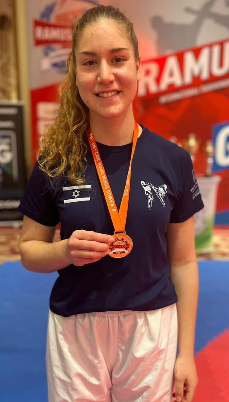 דנה אזרן עם מדליית הארד