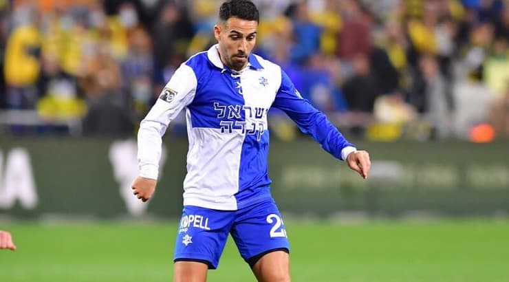 אייל גולסה עם הכדור