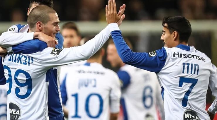 שחקני מכבי תל אביב חוגגים