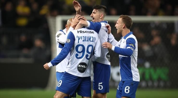 שחקני מכבי תל אביב חוגגים