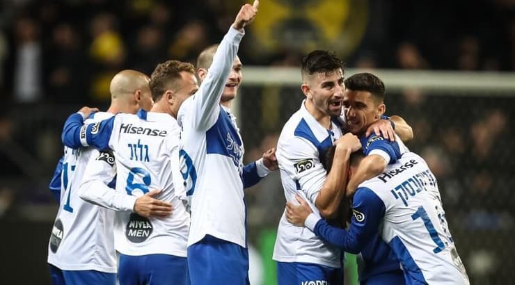 שחקני מכבי תל אביב חוגגים