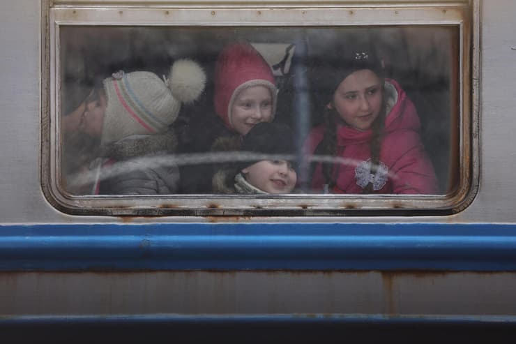 פשמסיל פולין  נשים ו ילדים מגיעים ב רכבת מ לבוב ב אוקראינה שסועת ה מלחמה ל תחנת ה רכבת ה מרכזית משבר מלחמה רוסיה אוקראינה 