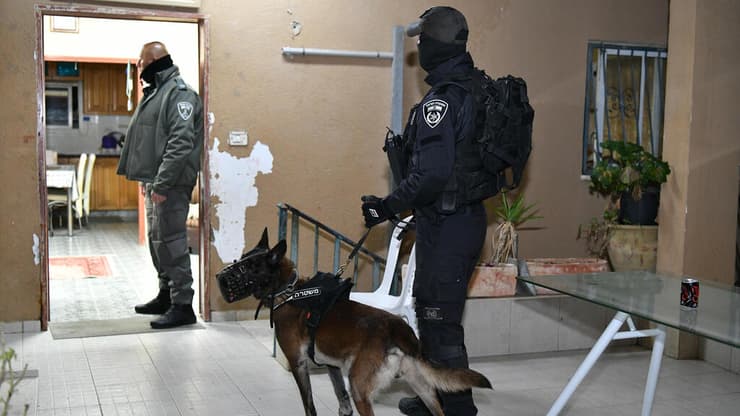 פעילות המשטרה בהפללתם של 51 חשודים בסחר באמל''ח במגזר הערבי