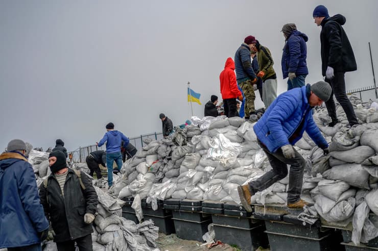 אודסה הים השחור אזרחים ממלאים שקי חול משבר מלחמה רוסיה אוקראינה 