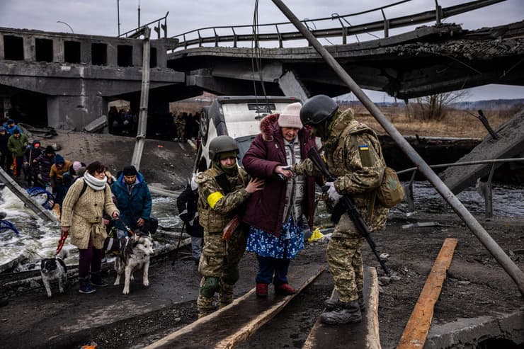 מפונים פליטים  חוצים גשר הרוס כש הם בורחים מ העיר אירפין צפונית-מערבית לקייב משבר מלחמה רוסיה אוקראינה 