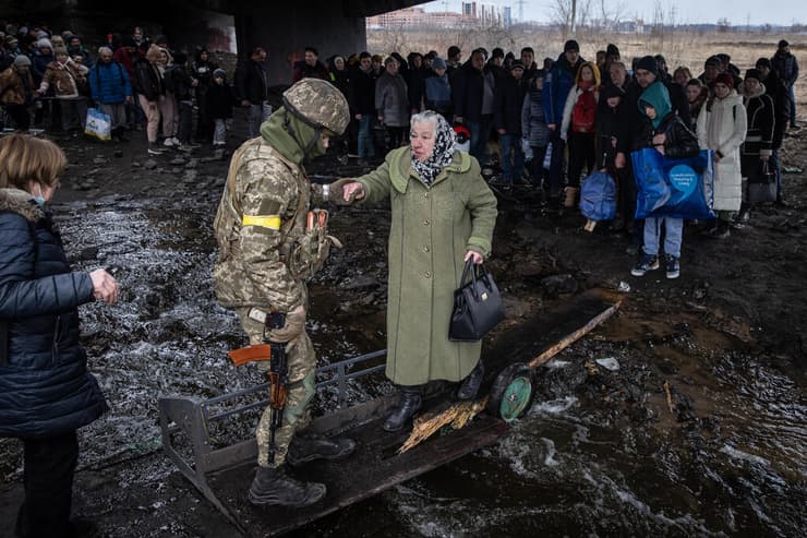 אישה נעזרת ב חבר ב צבא ה אוקראיני כש היא בורחת מקרבות קשים ב אירפין דרך גשר ה רוס עם כניסת כוחות רוסים ל עיר