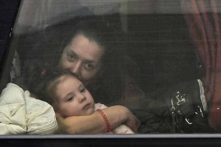 אישה ובתה בחלון אוטובוס שהגיע מאוקראינה, במדיקה פולין